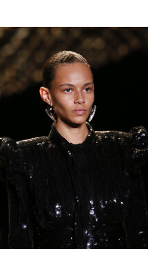 Details Saint Laurent Fall 2018 Ready-to-Wear , Детали показа Ив Сен Лоран , Детали осень зима 2018 , Fashion show , неделя моды в Париже , PFW , Mainstyles